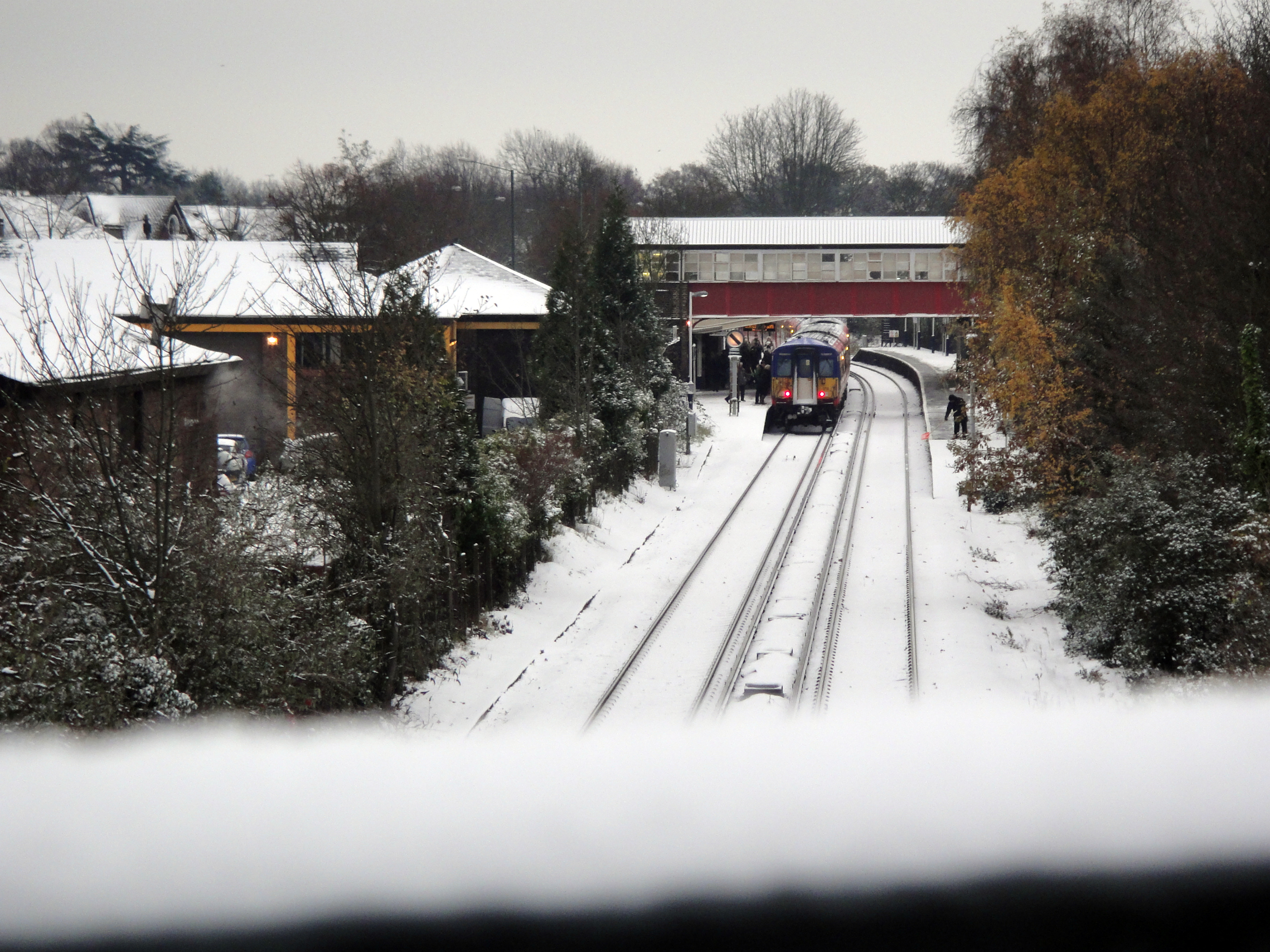Teddington shivers as snow falls – Teddington, Middlesex, UK
