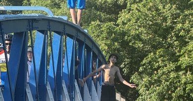 TEDDINGTON LOCK INSTALLS SAFETY SPEAKER TO WARN AGAINST RIVER JUMPING