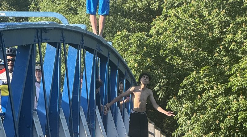 TEDDINGTON LOCK INSTALLS SAFETY SPEAKER TO WARN AGAINST RIVER JUMPING