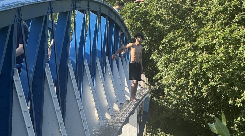 RNLI WARNING OVER TEDDINGTON BRIDGE-LEAPING