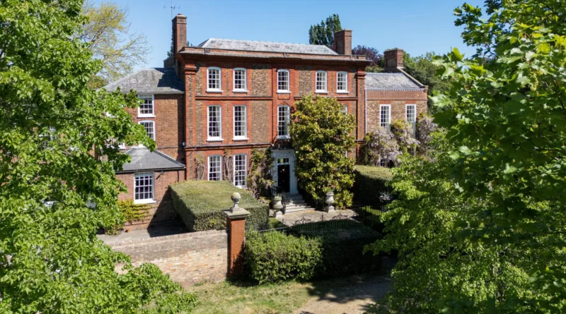 FAMOUS MANSION WITH HISTORIC ROYAL LINKS UP FOR SALE AT £25 MILLION