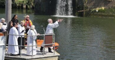 RIVER BLESSING CEREMONY AT TEDDINGTON