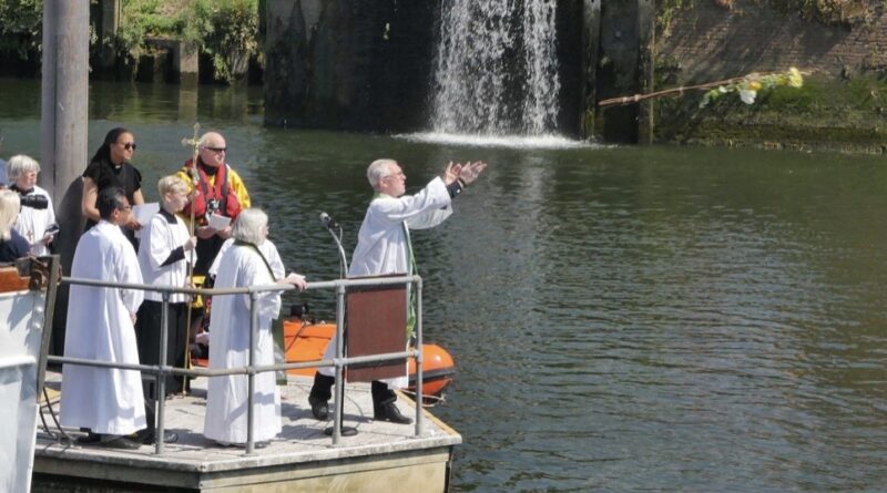 RIVER BLESSING CEREMONY AT TEDDINGTON