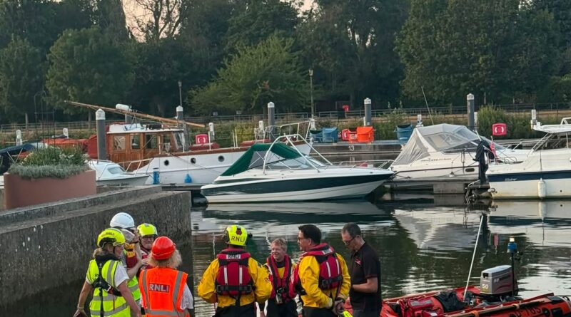 POLICE HELICOPTER CALLED IN TO SUPPORT TEDDINGTON RNLI CREW IN RESCUE EFFORTS