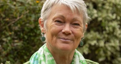 RECORD-BREAKING SAILOR TRACY EDWARDS BACKS THAMES WATER PETITION