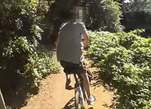 POLICE OFFICER COMMANDEERS MEMBER OF THE PUBLIC’S BIKE TO CHASE SUSPECTED BIKE THIEF – WATCH DRAMATIC VIDEO