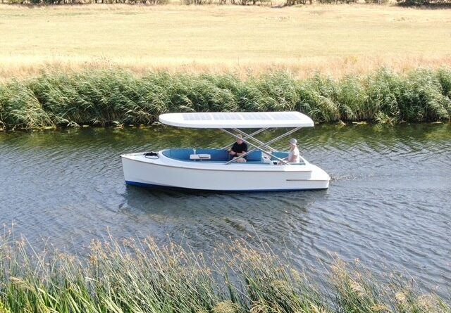 SOLAR-POWERED BOAT MAKES 200km EXPEDITION DOWN THE THAMES TO TEDDINGTON