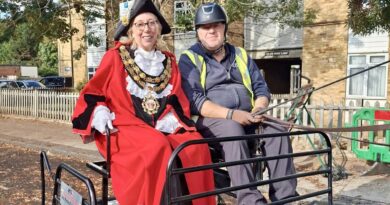MAYOR VISITS PARK LANE STABLES