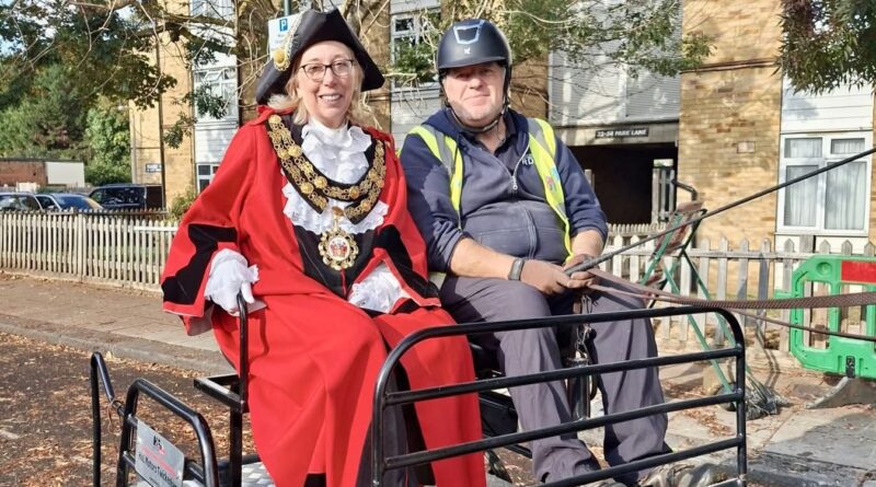 MAYOR VISITS PARK LANE STABLES
